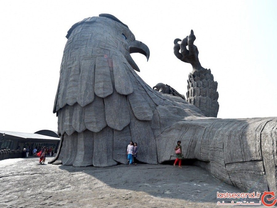 بزرگ‌ترین مجسمه پرنده جهان، که ساخت آن ۱۰ سال زمان برده است