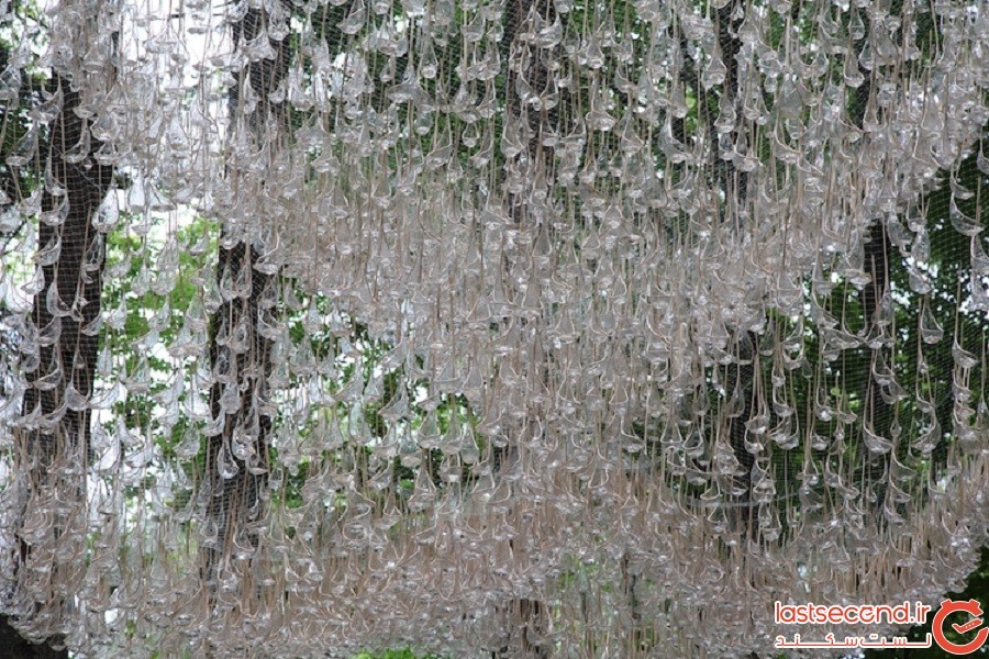 لوستر آویزان بزرگی که آب باران را در یک جنگل ایتالیایی جمع‌آوری می‌کند