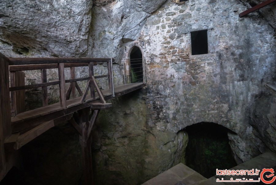 تاریخ کنجکاوی برانگیز یک قلعه عجیب و غریب، که در دیواره یک غار ساخته شده است