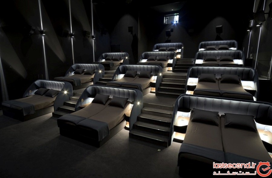 این سالن تماشای فیلم، تخت‌خواب‌های دونفره و راحت را جایگزین صندلی‌های معمولی کرده است