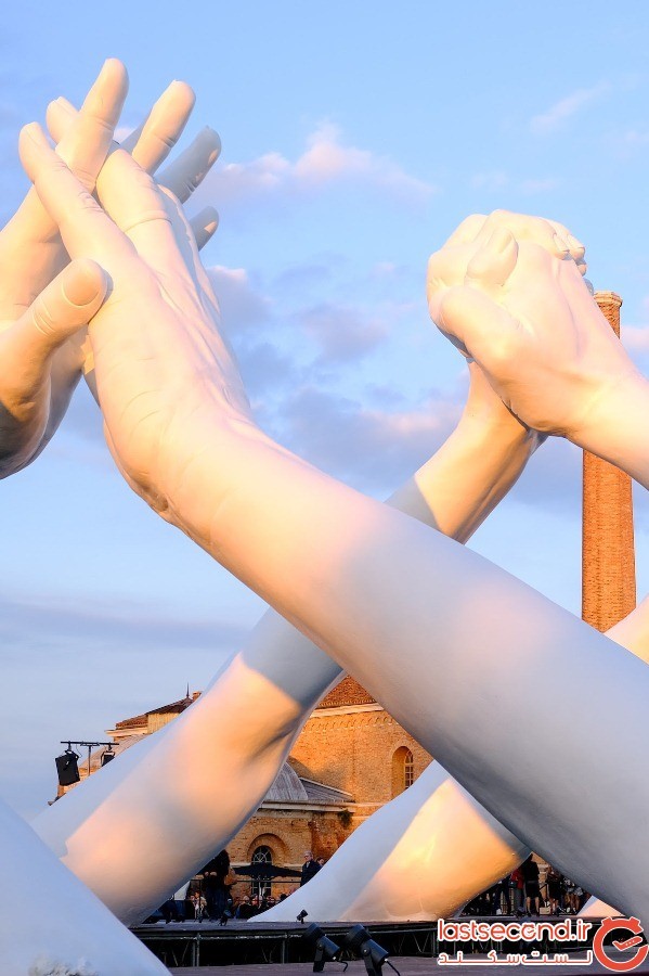 دست‌های ماندگاری که به عنوان نماد وحدت، از روی کانال ونیز به هم رسیده‌اند