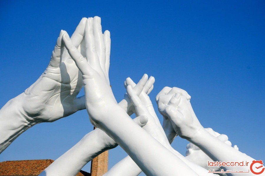 دست‌های ماندگاری که به عنوان نماد وحدت، از روی کانال ونیز به هم رسیده‌اند