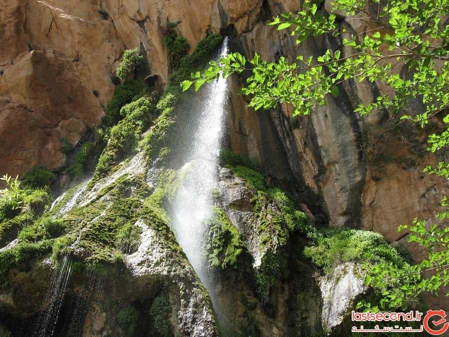 آبشار شاه لولاک، فیروزه ای رقصان در دل کوه‌های چرمهین | لست سکند