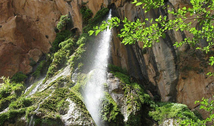 آبشار شاه لولاک، فیروزه ای رقصان در دل کوه‌های چرمهین