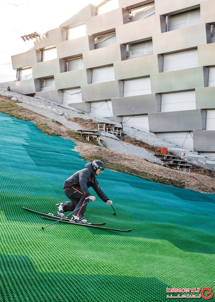 یک مسیر سبز و شیب‌دار مخصوص اسکی بر بام مجموعه کوپِن‌هیل، در کپنهاگ