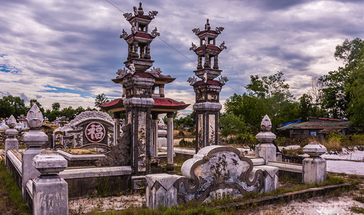 دهکده ویتنامی با مقبره‌های عجیب و غریب ده هزار دلاری