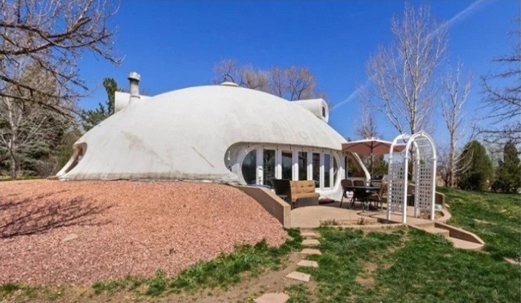 خانه گنبدی یکپارچه معروف به کلبه عصر فضایی به فروش می رسد