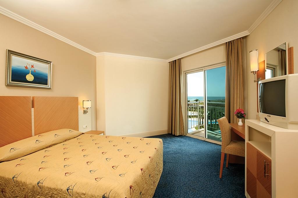 Crystal Admiral Resort Suites & Spa (13).jpg