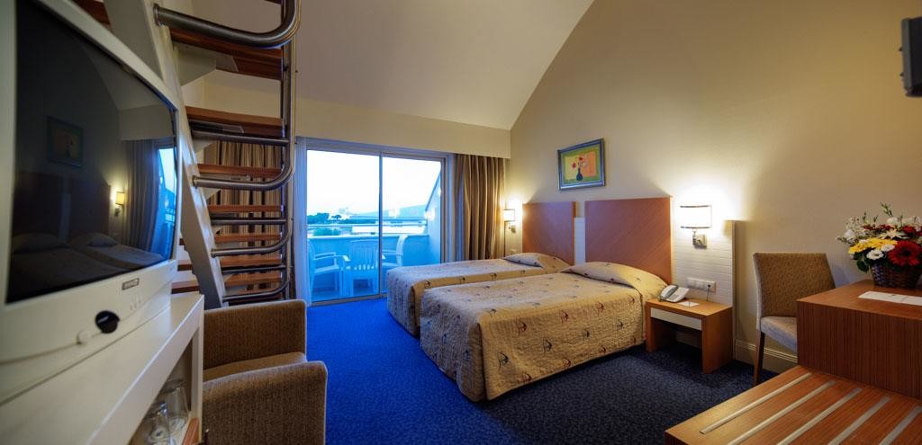 Crystal Admiral Resort Suites & Spa (8).jpg