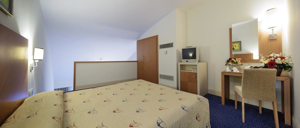 Crystal Admiral Resort Suites & Spa (9).jpg