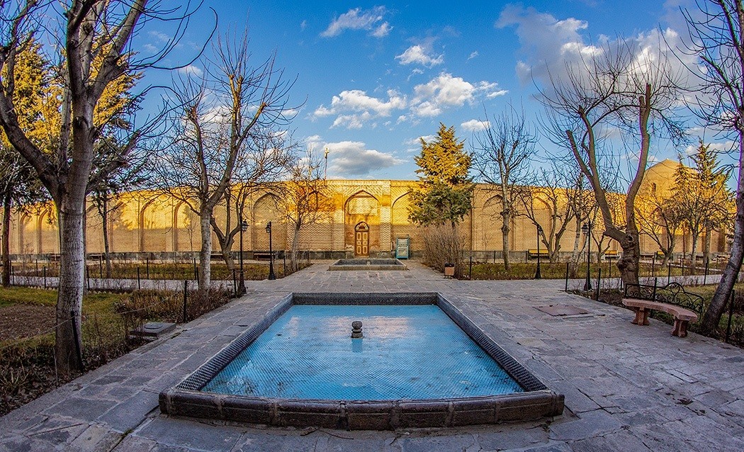 حیاط شیخ صفی.jpg