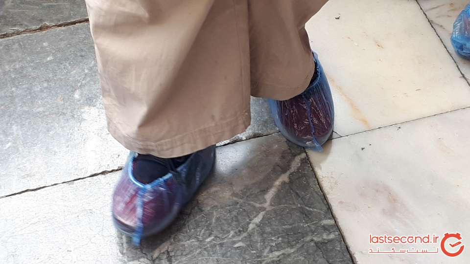 21- پوشیدن نایلون بر روی کفشها هنگام ورود به مزار مولانا (Copy).jpg