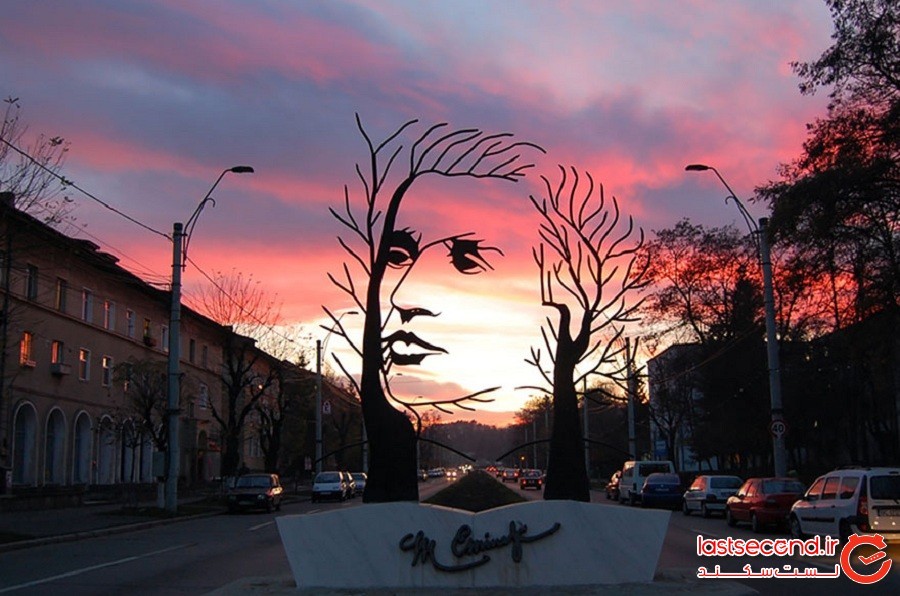 مجسمه میای امینسکو، شهر اونستی، کشور رومانی