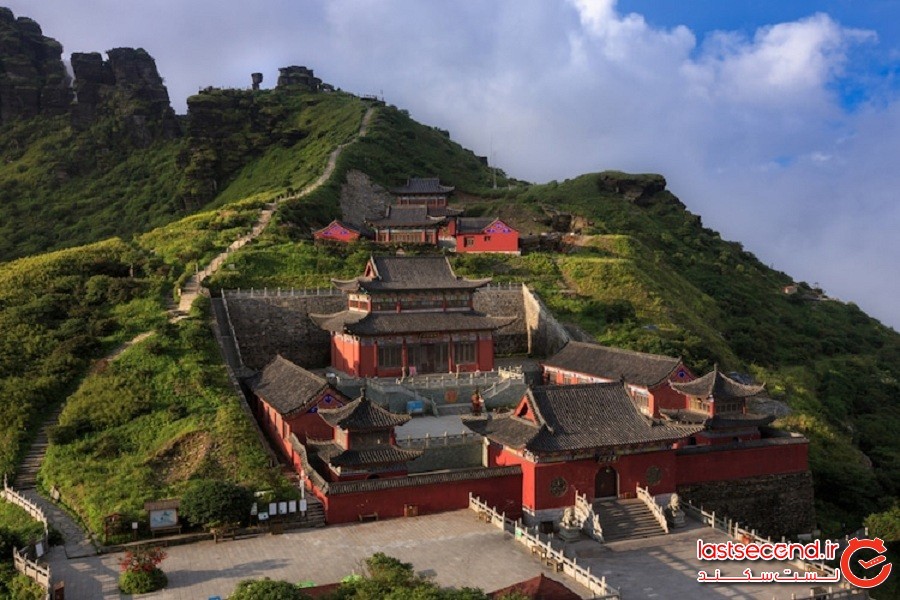 دو معبد بودائی در چین که روی قله‌ای با <strong>ارتفاع</strong>, بیش از 2250 متر بنا شده‌اند