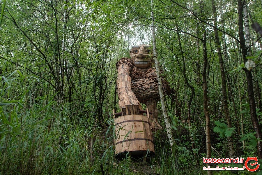 هنرمند بازیافت کننده، 7 غول افسانه‌ای بزرگ را در جنگلی در دانمارک حجاری می‌کند