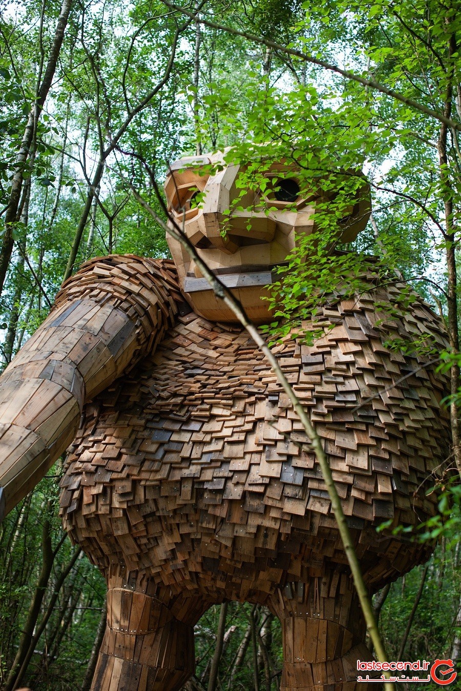 هنرمند بازیافت کننده، 7 غول افسانه‌ای بزرگ را در جنگلی در دانمارک حجاری می‌کند