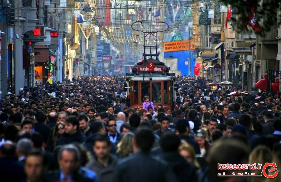 محله بی‌اوغلو (Beyoglu Neighborhood) و خیابان استقلال (Istiklal Avenue)