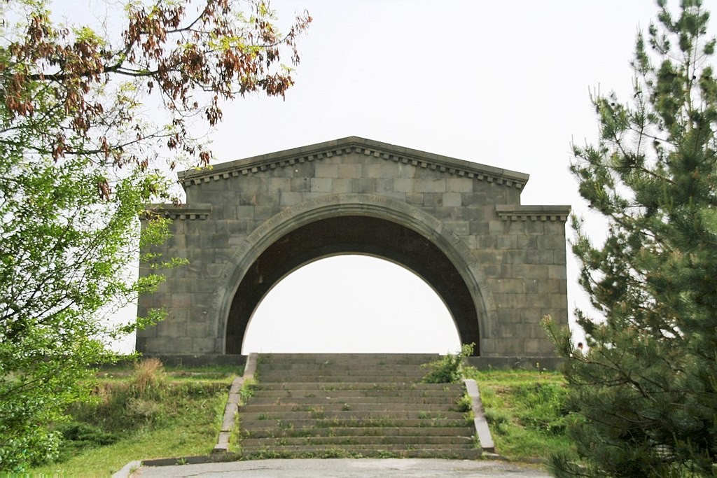 Charents Arch (1).JPG