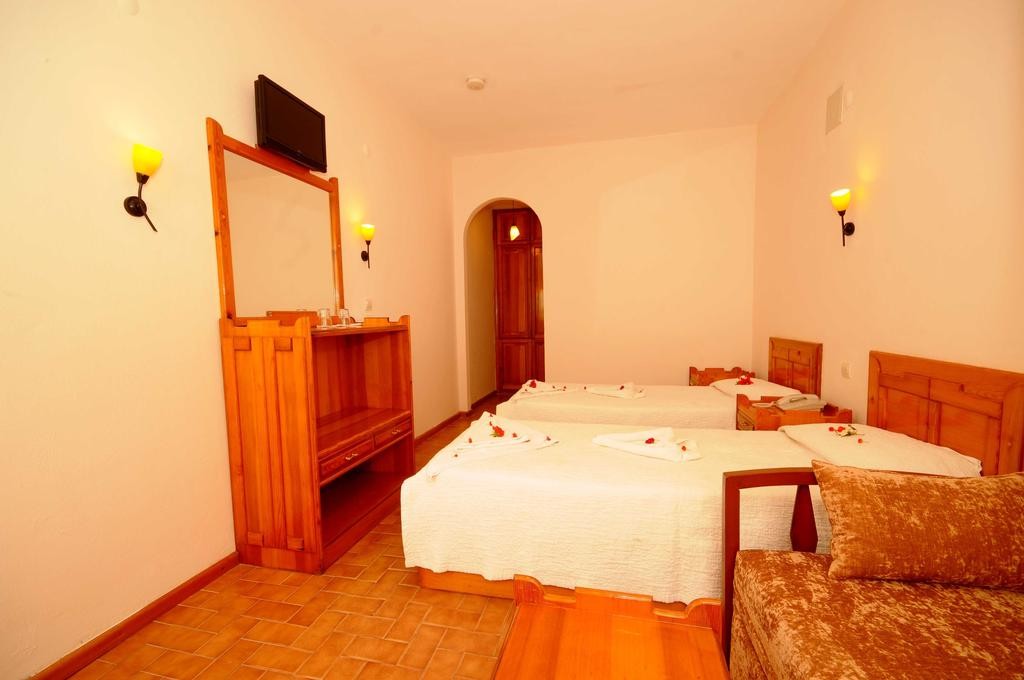 Nagi Beach Hotel (3).jpg