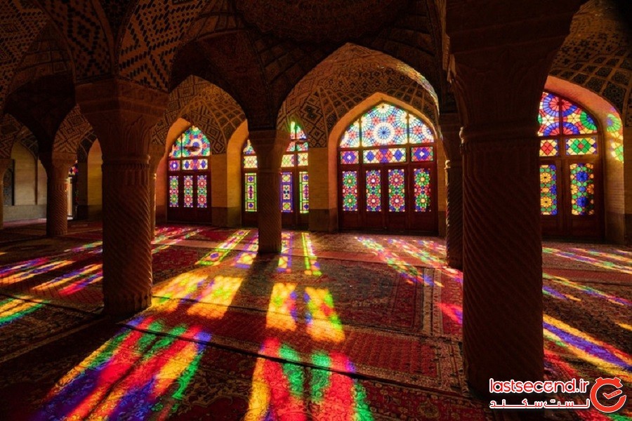 «مسجد صورتی» خیره‌کننده ایران که گویا با یک زیبابین رنگارنگ نورافشانی شده است