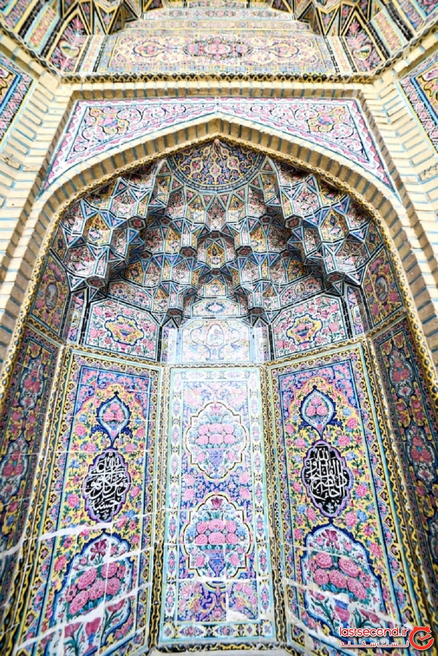 «مسجد صورتی» خیره‌کننده ایران که گویا با یک زیبابین رنگارنگ نورافشانی شده است