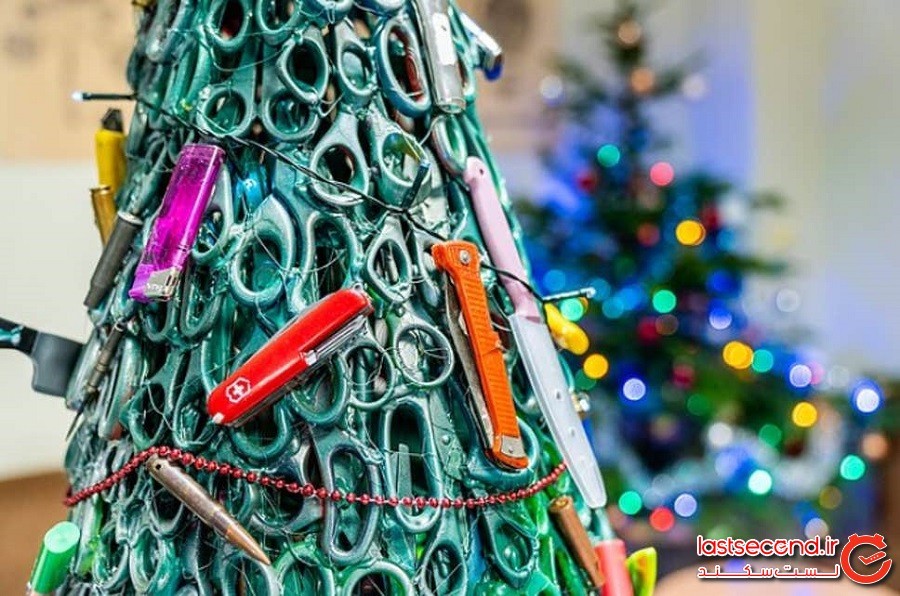 عجیب ترین درخت کریسمس دنیا در فرودگاه لیتوانی!