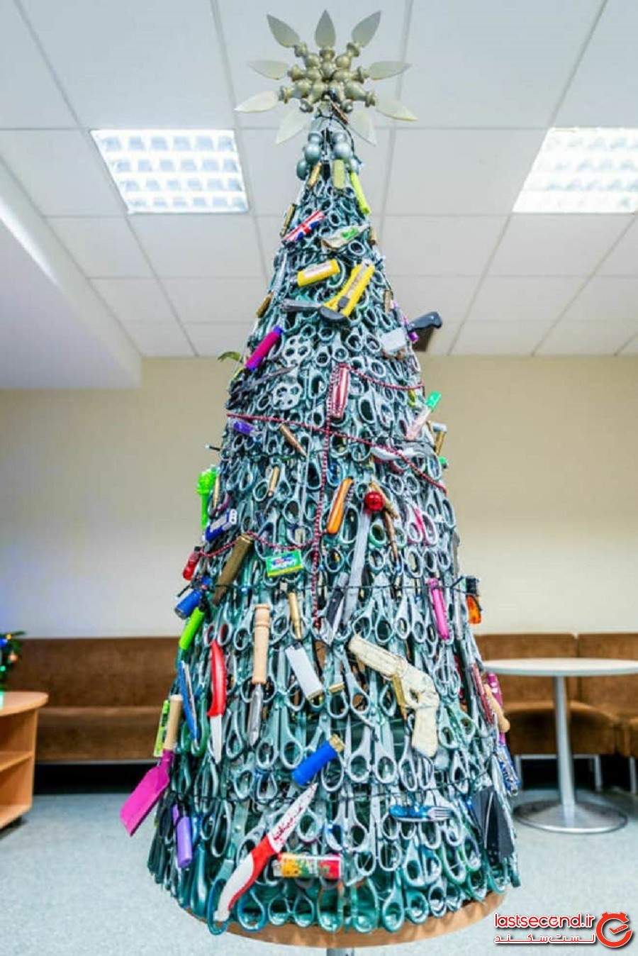 عجیب ترین درخت کریسمس دنیا در فرودگاه لیتوانی!