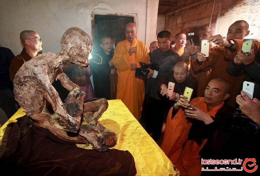 جنازه مومیایی شده راهب بودایی چینی طی مراسمی عجیب‌وغریب به طلا تبدیل شد