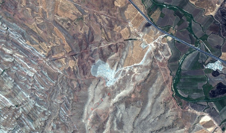 تصاویر ماهواره‌ای از کشف دیواری شگفت انگیز در غرب ایران خبر دادند!