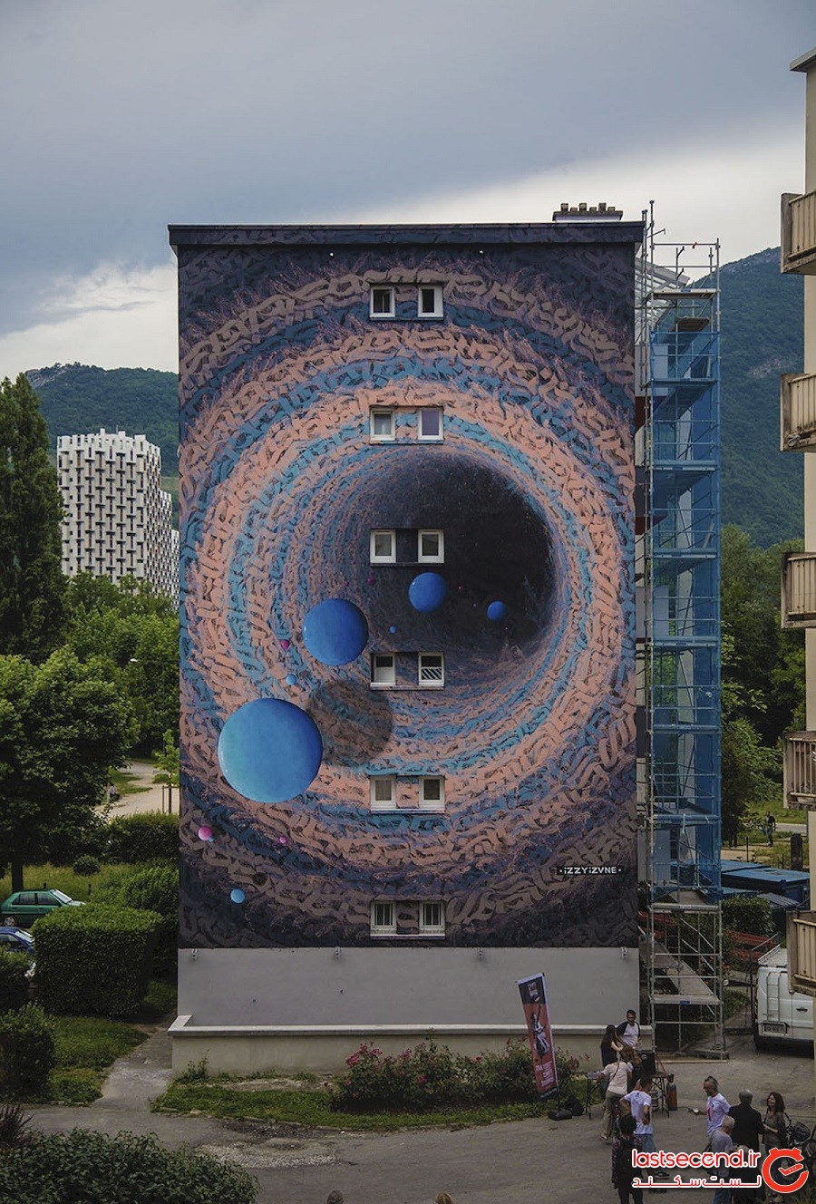 هنرمندی خیابانی، دیوارها را با گرافیتی سه‌بعدی به دروازه‌ای رو به جهان دیگر تبدیل کرد.
