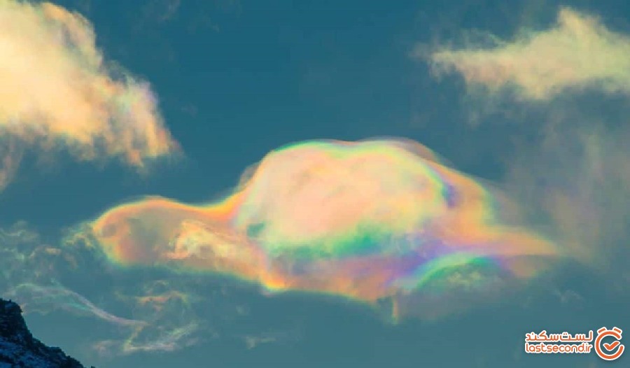 ابرهای رنگین تاب؛ پدیده ای بر فراز قله ای بلند در سیبری