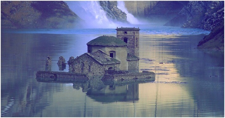 دهکده غرق‌ شده قرون ‌وسطایی به شکل ترسناکی از دریاچه ای بیرون آمد!