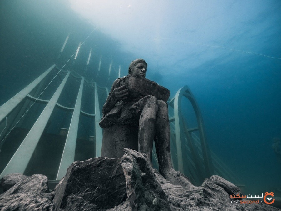 مجسمه‌های انسان‌هایی با ابعاد واقعی که در یک موزه زیر آبی در صخره گریت بریر واقع‌شده‌اند