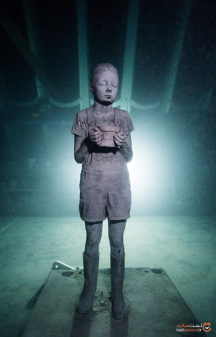 مجسمه‌های انسان‌هایی با ابعاد واقعی که در یک موزه زیر آبی در صخره گریت بریر واقع‌شده‌اند