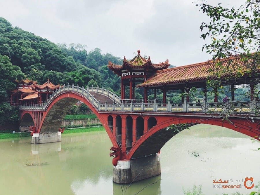 بازتاب پل زیبا در چین تصویری متقارن در آب ایجاد می‌کند