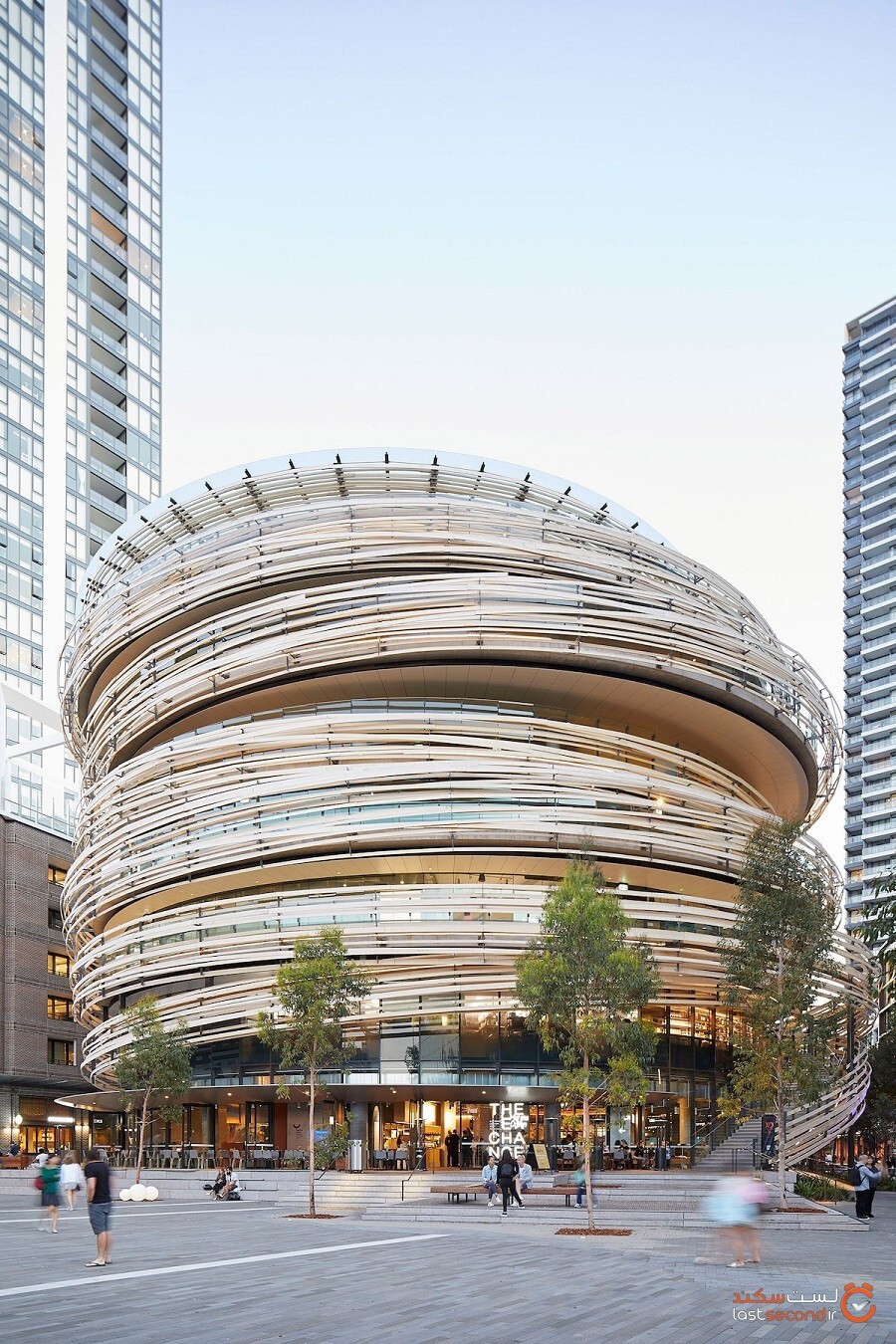 کنگو کومای معمار دور ساختمانی در سیدنی، یک لانه چوبی بزرگ کشیده است