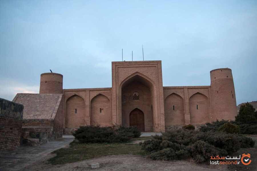 کاروانسرای فخر داوود، برجای مانده از دوران تیموریان در شرق ایران