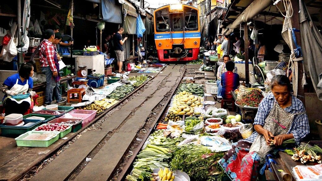عبور قطار از میان بازارهای تایلند