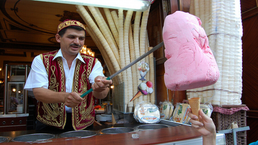 راز بستنی مشهور ترکیه،  این بستنی آب نمی شود!