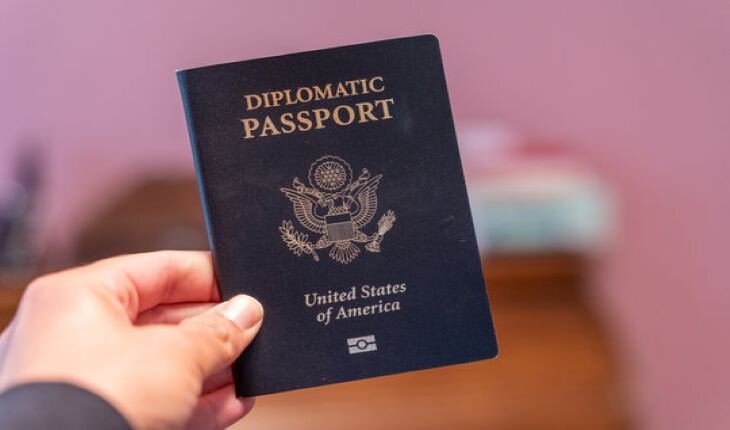 پاسپورت دیپلماتیک چیست و چه تفاوتی با پاسپورت جهانی دارد؟