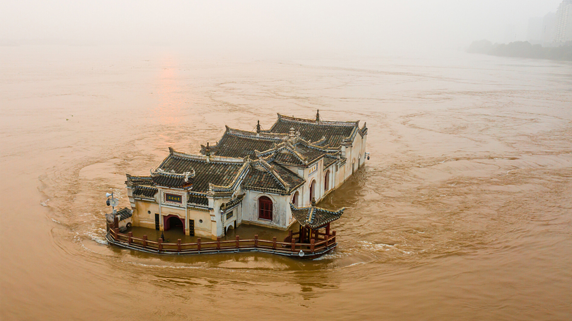 بنای چینی 700 سال شناور روی رودخانه