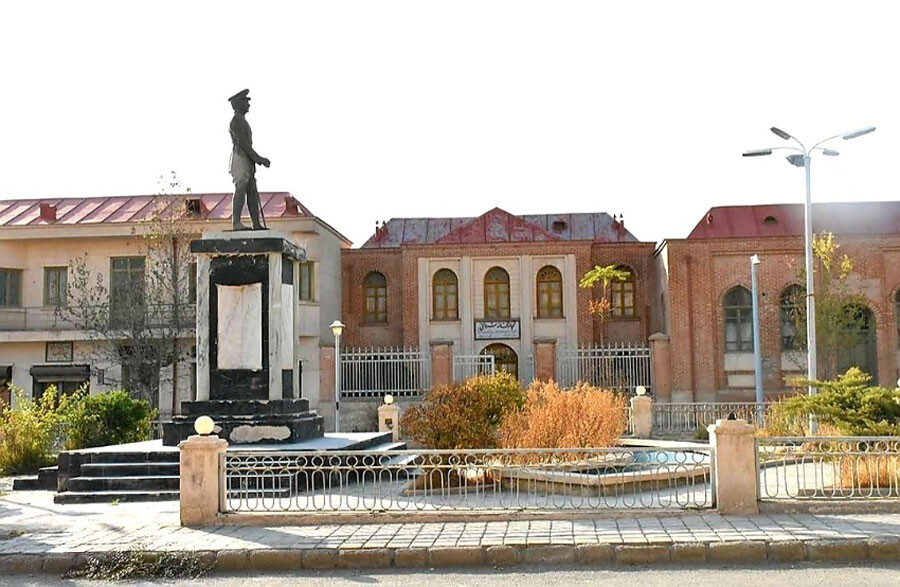 مجسمه رضاشاه پهلوی