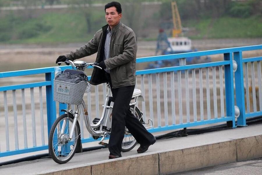 پلاک دوچرخه در کره شمالی.jpg