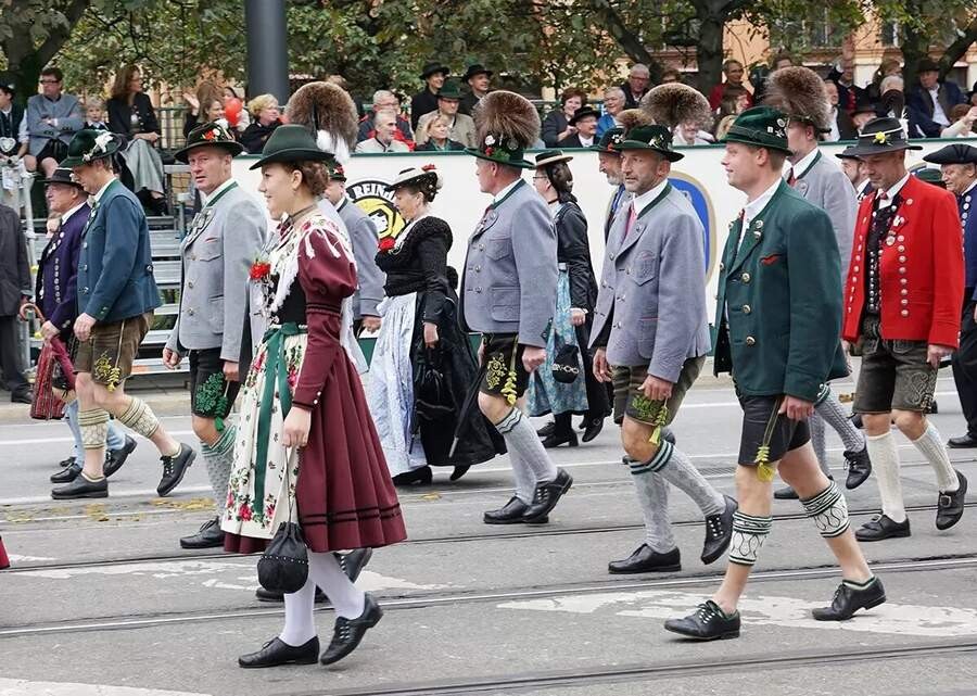 men-and-women-traditional-costumes-parade-oktoberfest.jpg