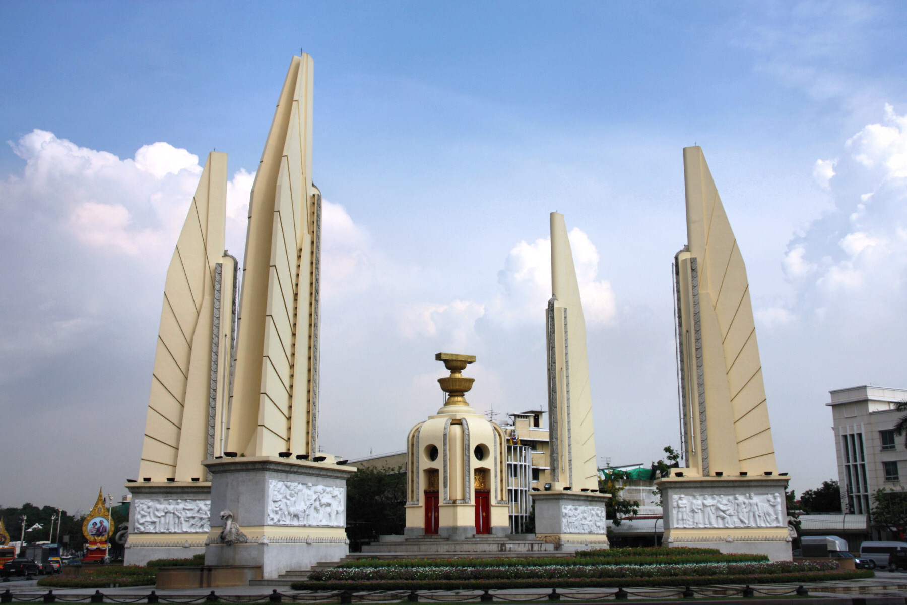 Democracy_monument,_Bangkok,_Thailand.jpg
