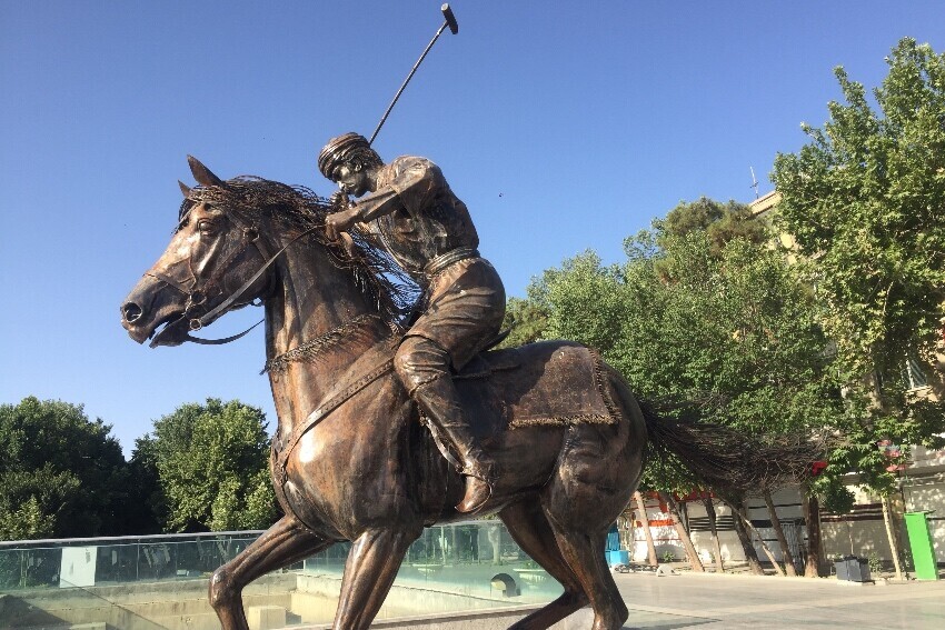 Polo Statue