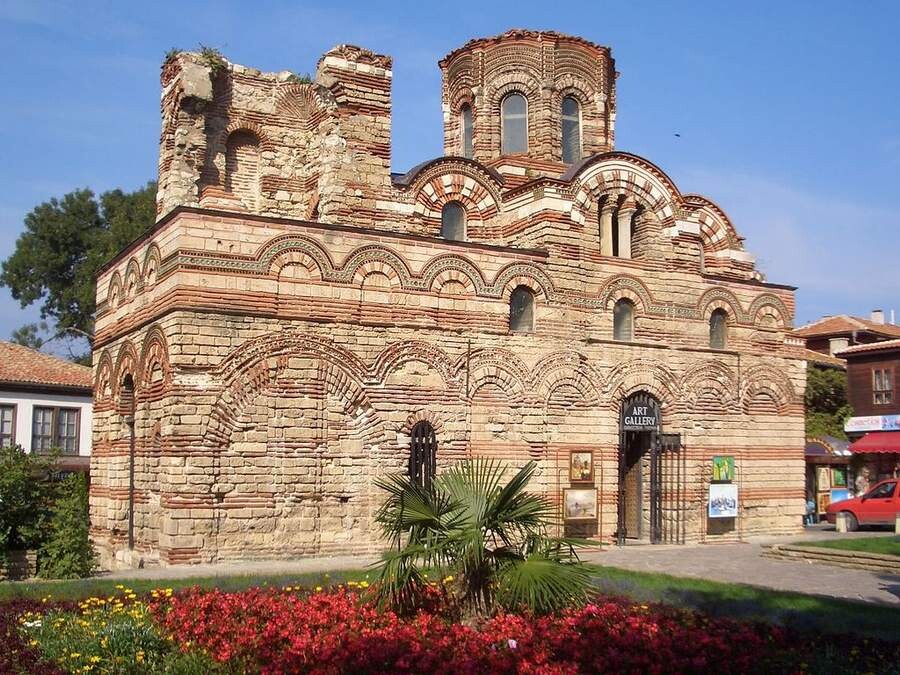 کلیسای قرون وسطیی در بلغارستان.jpg