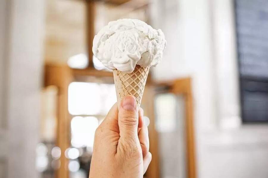بستنی خوردن در شب های سفید.jpg