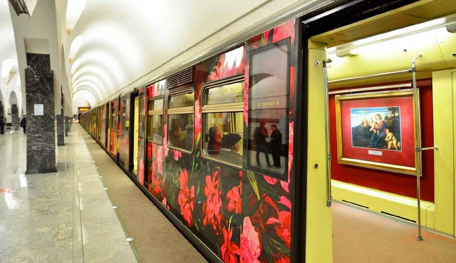 aquarelle-train-special-art-gallery-moscow-metro-wheeled-subway.jpg
