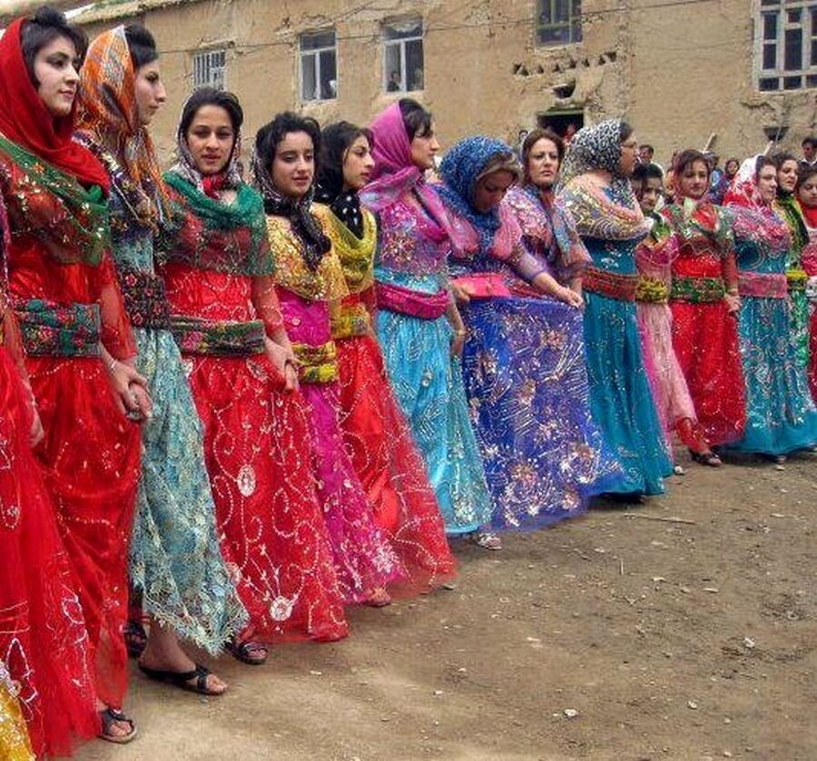پوشاک+زنان+کردستان+سنتی+برگرفته+از+یک+بانوی+ایرانی.jpg